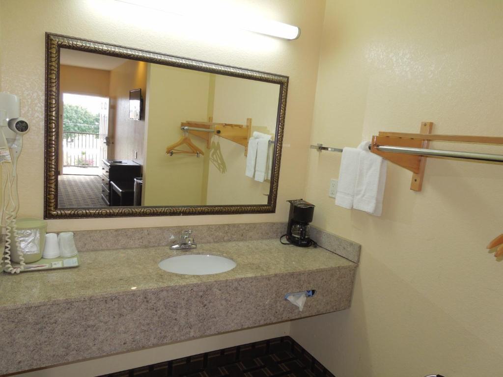 Homegate Inn & Suites West Memphis Room photo